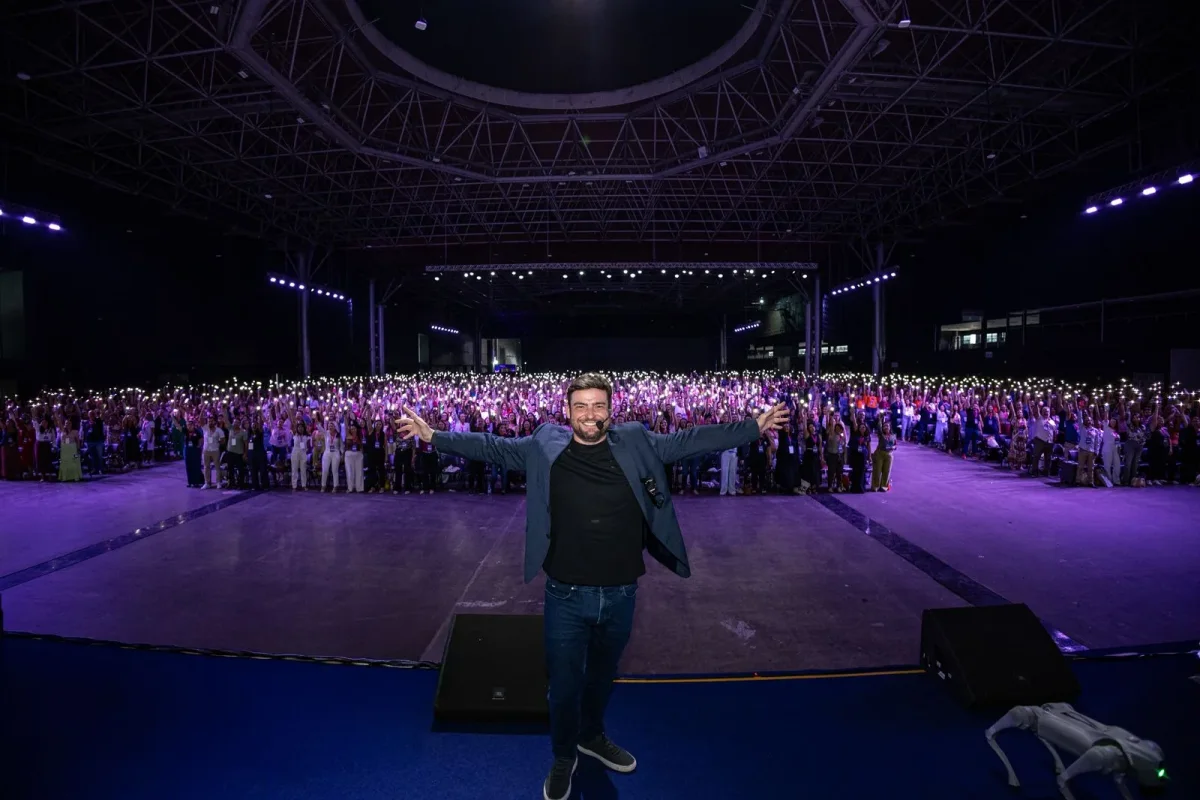 Tony Ventura, palestrante de IA para cooperativas, diante de uma grande plateia